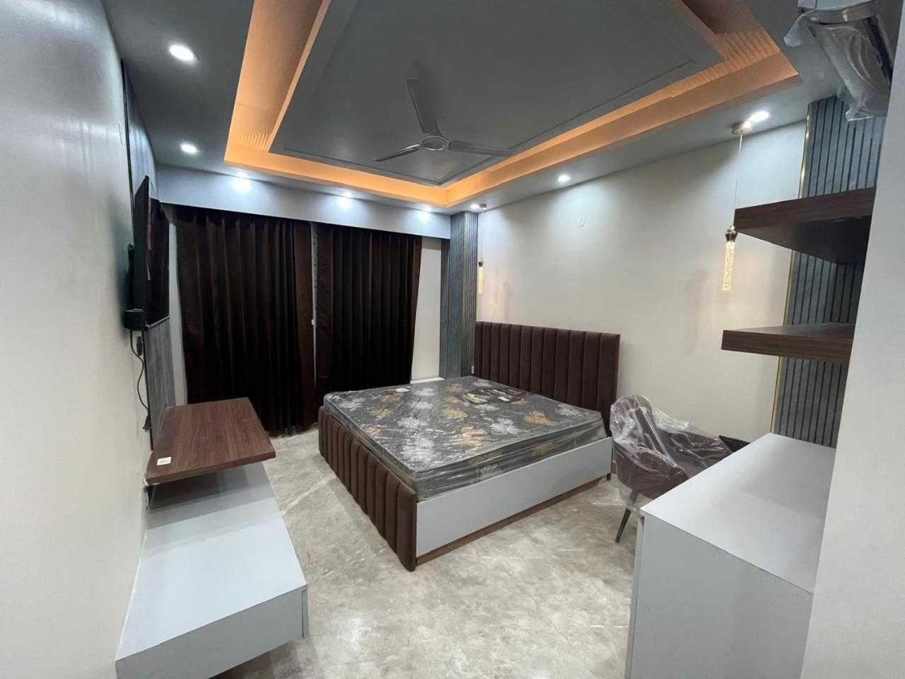 Super Hotel O Sector 43 Ґурґаон Екстер'єр фото