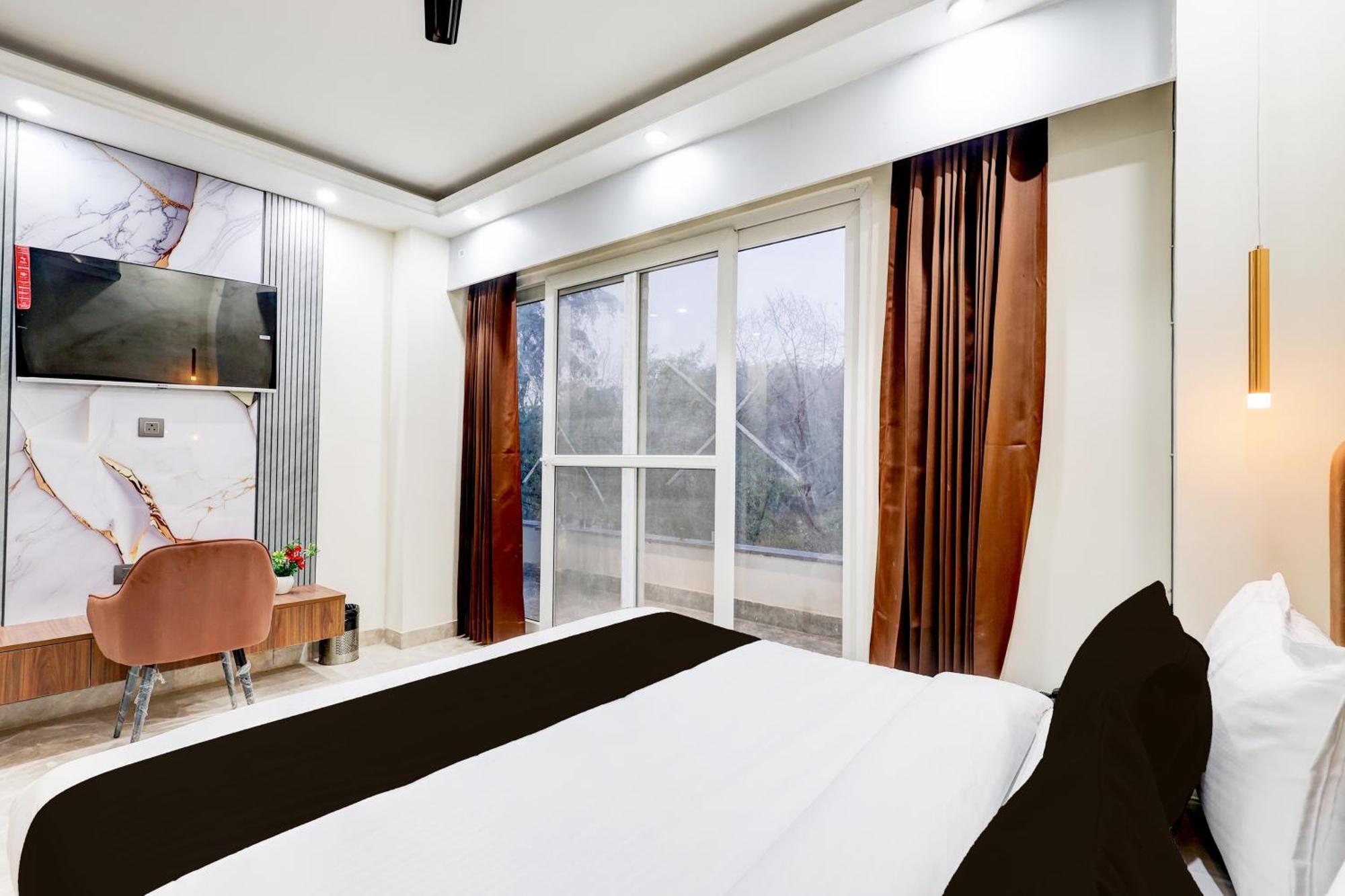 Super Hotel O Sector 43 Ґурґаон Екстер'єр фото