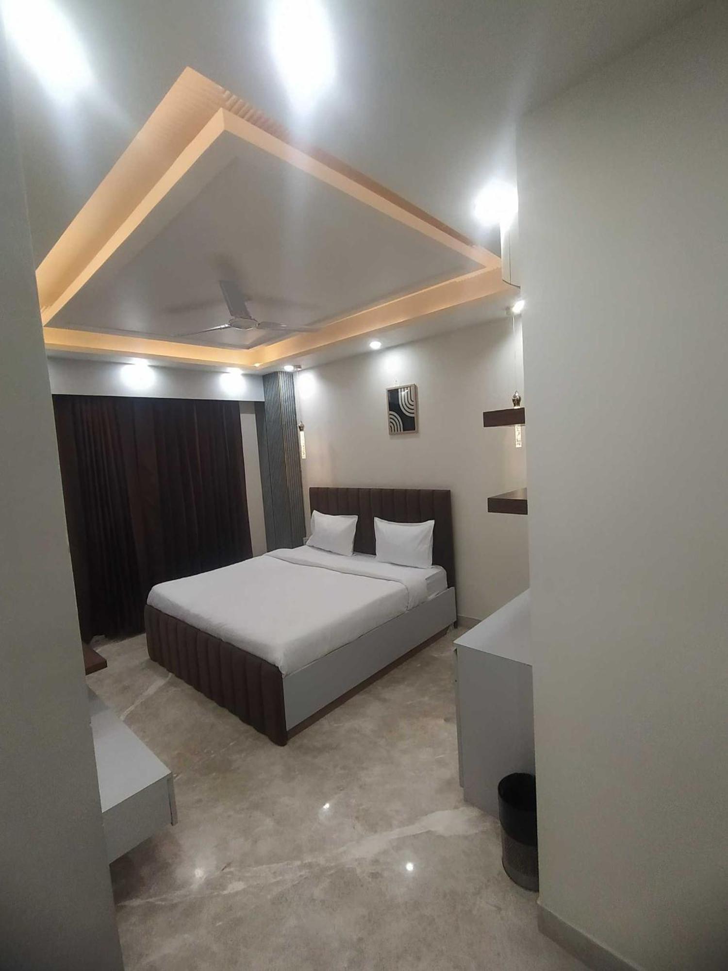 Super Hotel O Sector 43 Ґурґаон Екстер'єр фото